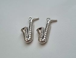 2 st miniatyrer berlocker - Saxofon / blåsinstrument (variant 2)