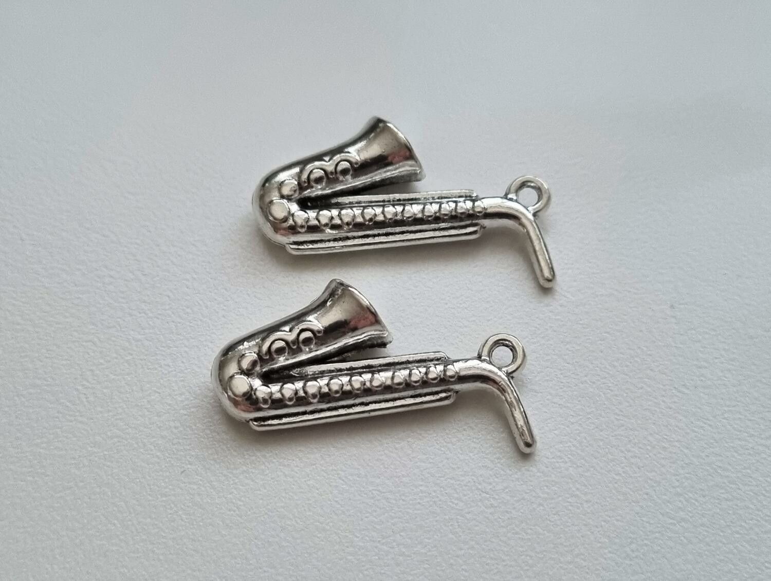 2 st miniatyrer berlocker - Saxofon / blåsinstrument (variant 2)