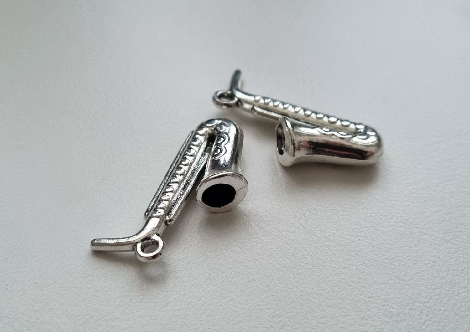2 st miniatyrer berlocker - Saxofon / blåsinstrument (variant 2)