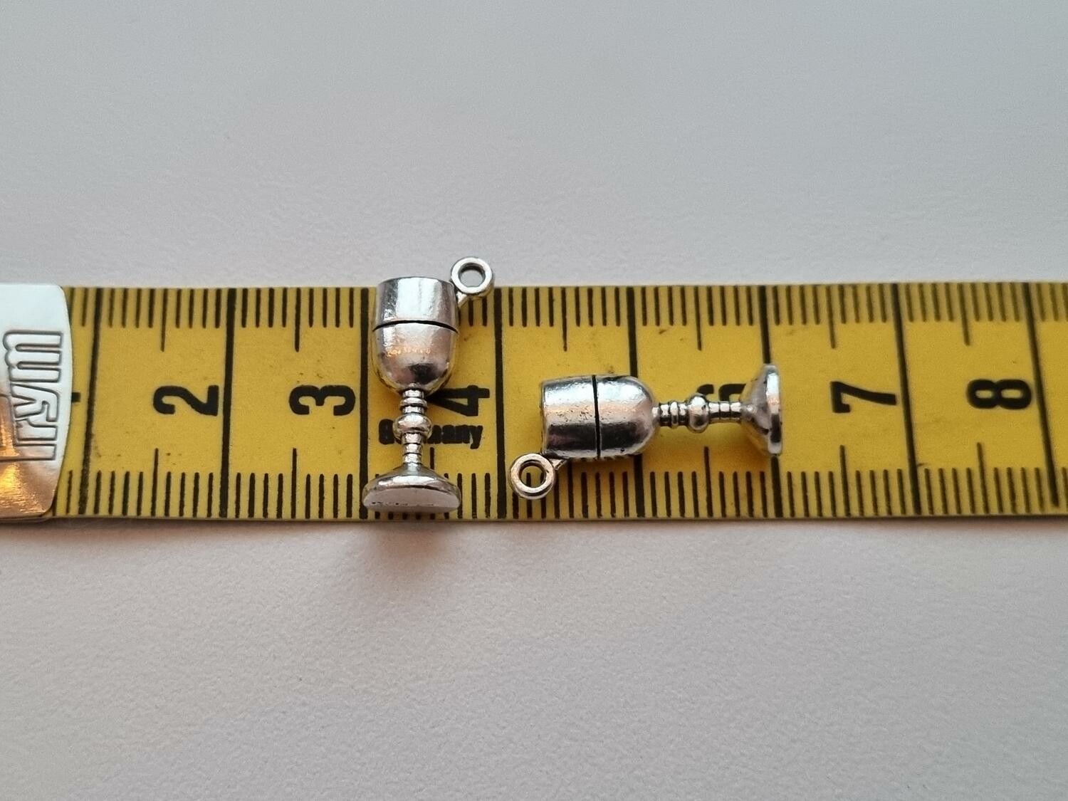2 st miniatyrer berlocker - Bägare / dryckeskärl / glas
