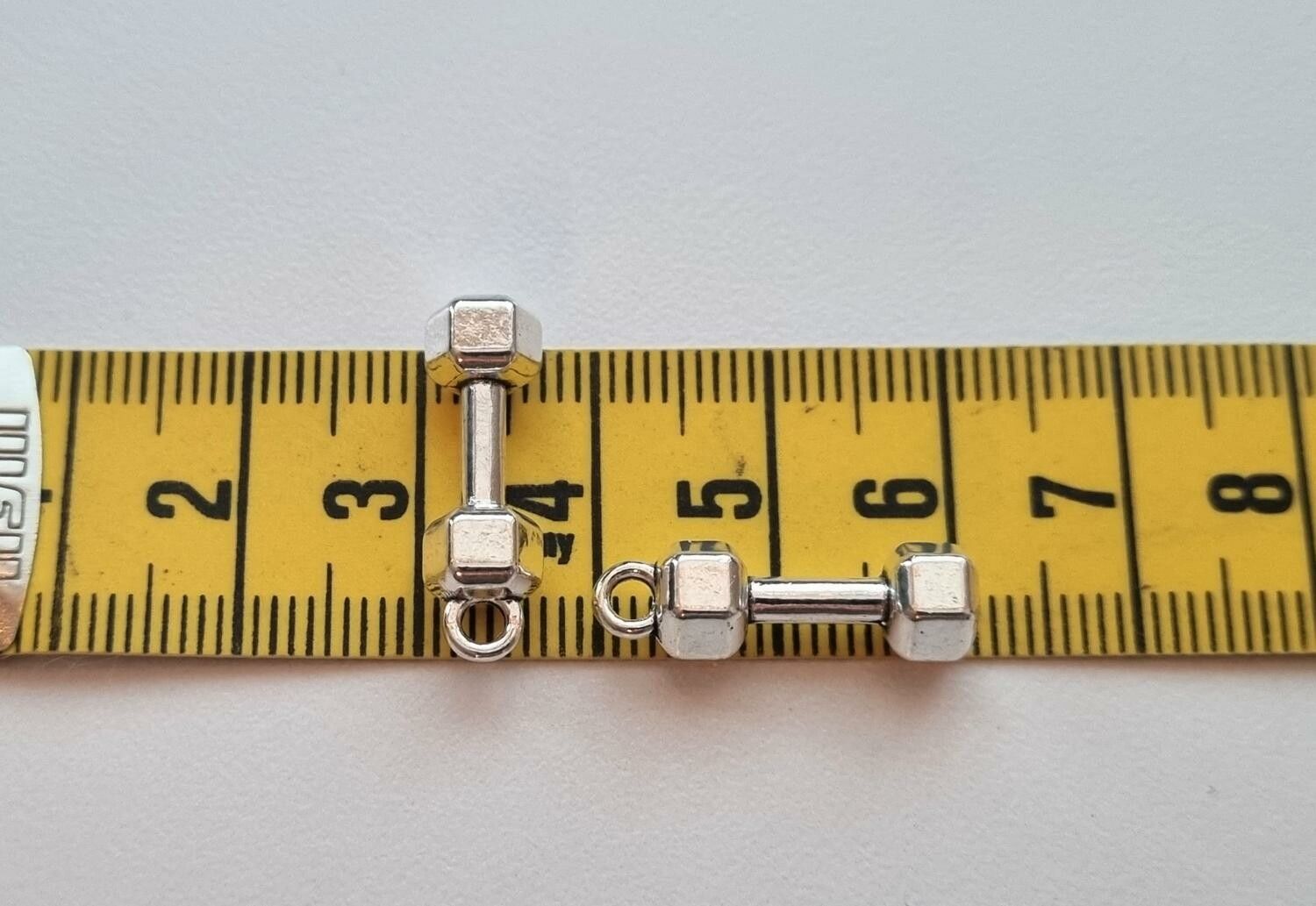 2 st miniatyrer berlocker - Hantlar (variant 2)