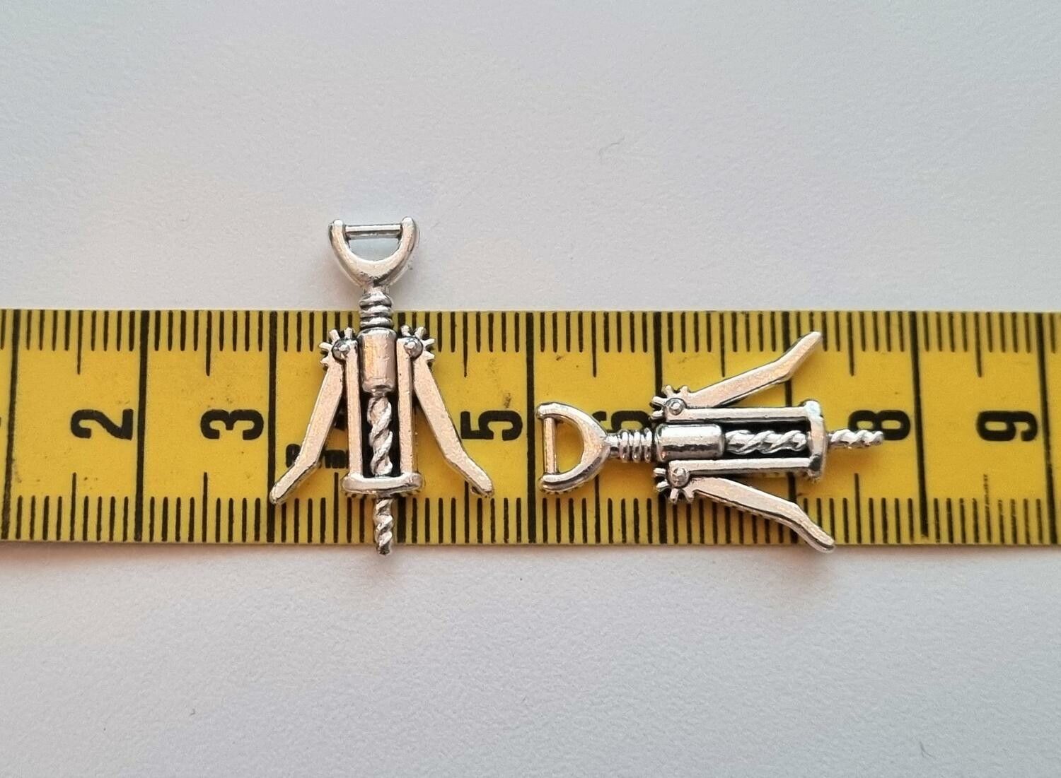 2 st miniatyrer berlocker Vinöppnade, korköppnare (variant 3)