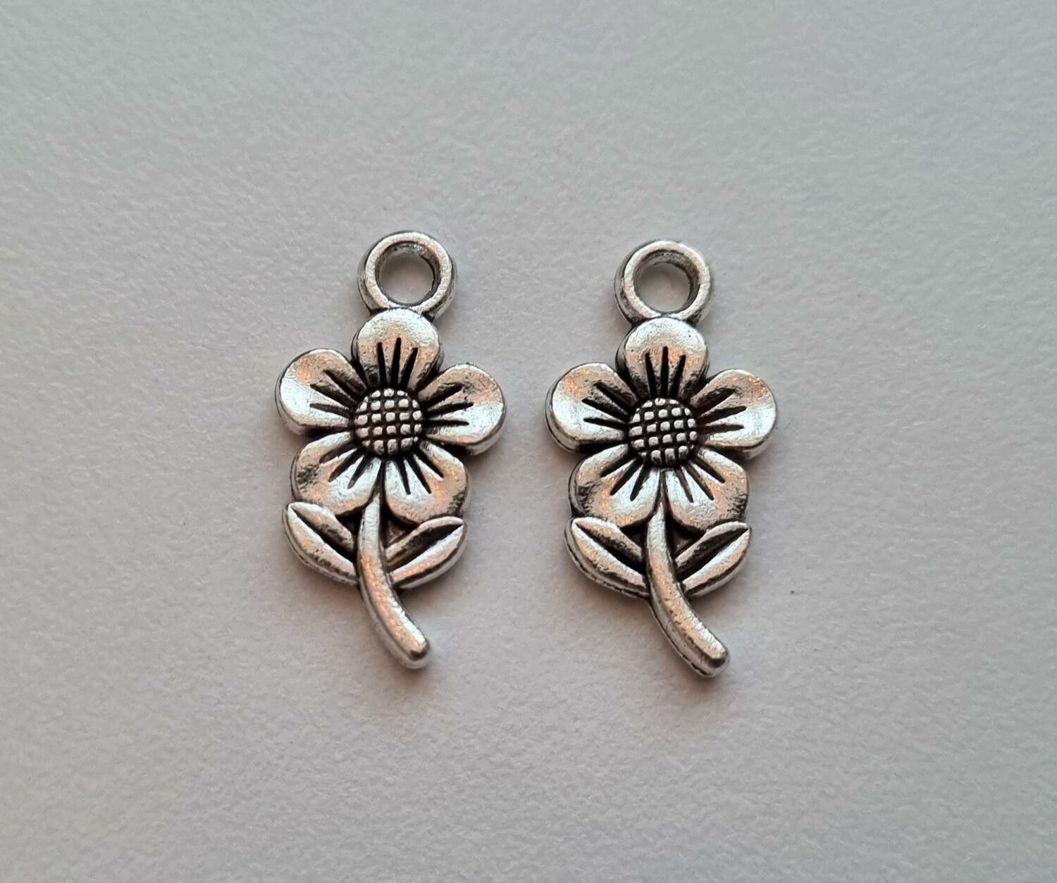 Berlocker, charms - Silverfärgade Blommor med kvist (2 st)