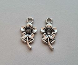 Berlocker, charms - Silverfärgade Blommor med kvist (2 st)