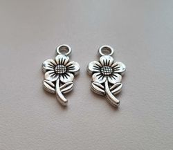 Berlocker, charms - Silverfärgade Blommor med kvist (2 st)