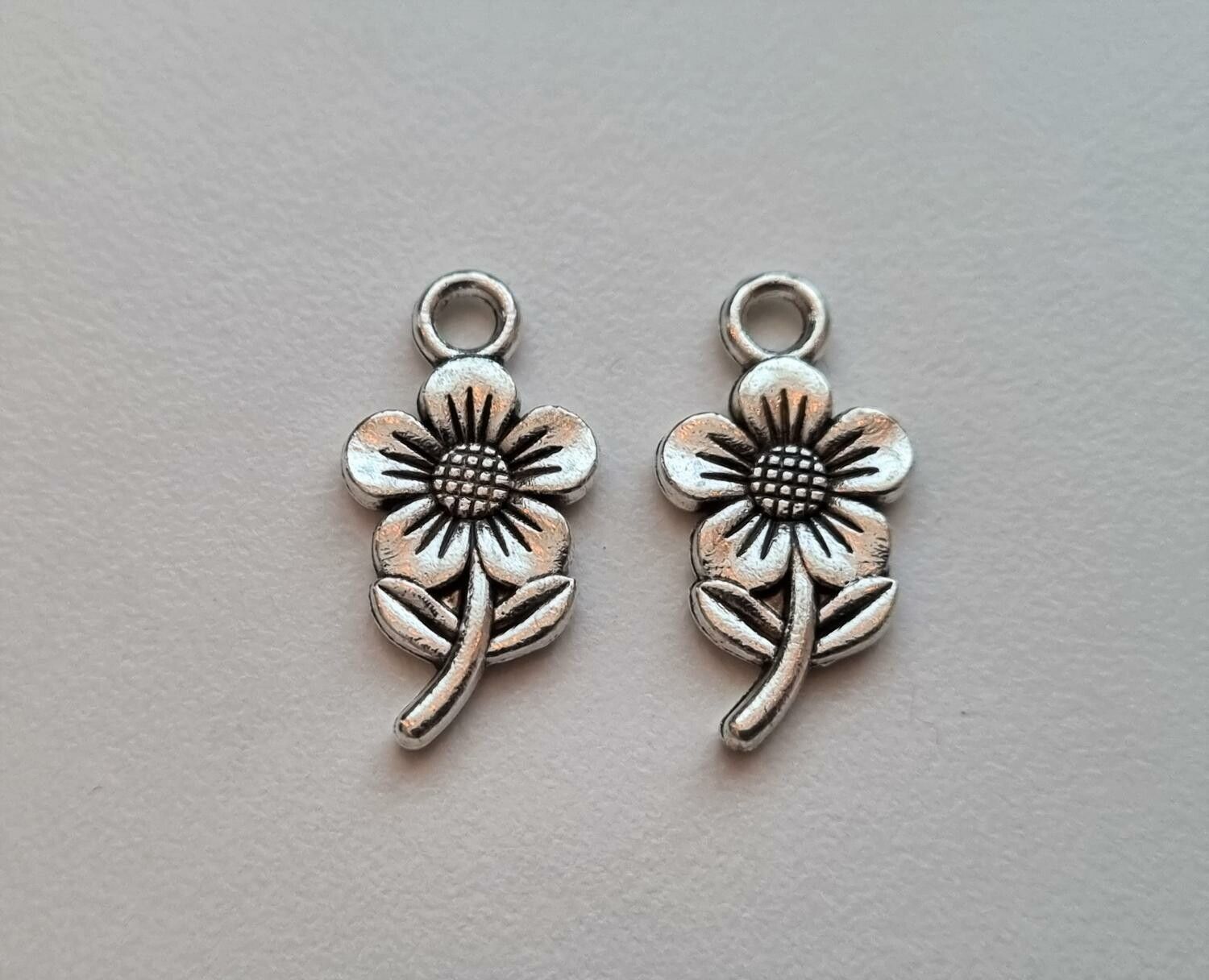 Berlocker, charms - Silverfärgade Blommor med kvist (2 st)