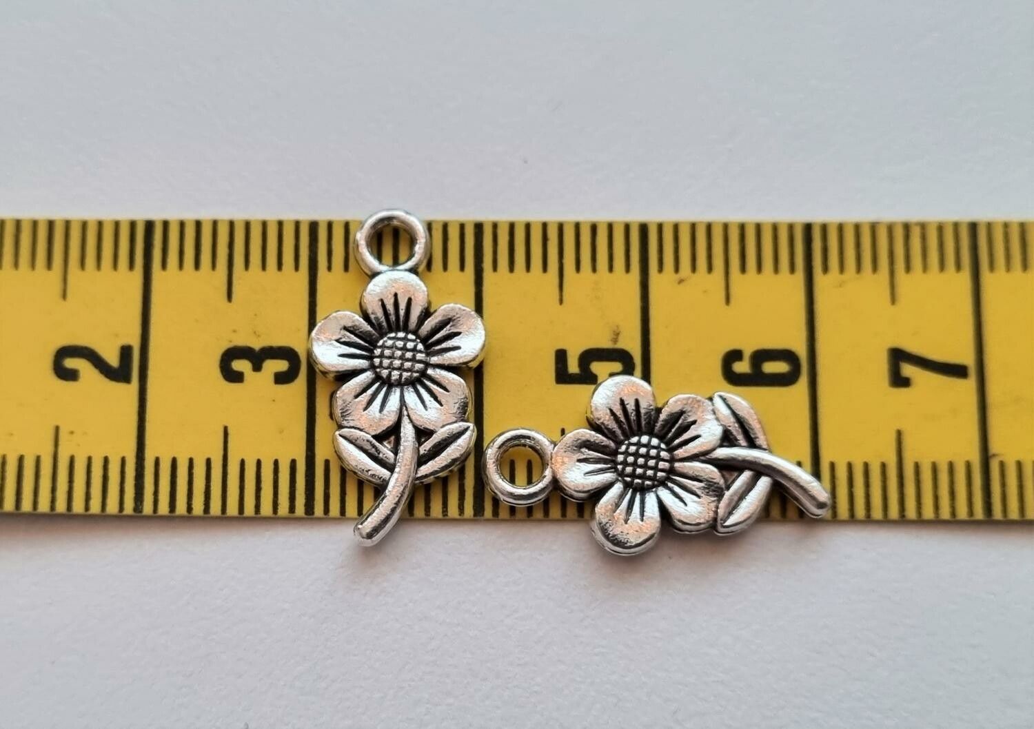 Berlocker, charms - Silverfärgade Blommor med kvist (2 st)
