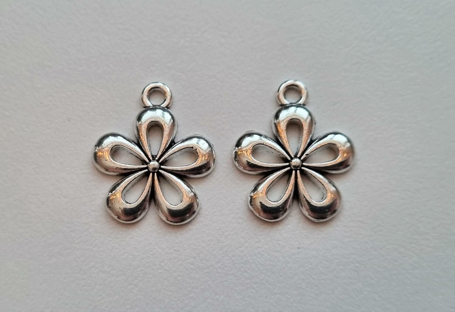 Berlocker, charms - Silverfärgade Blommor (2 st)