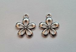 Berlocker, charms - Silverfärgade Blommor (2 st)