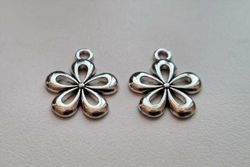 Berlocker, charms - Silverfärgade Blommor (2 st)