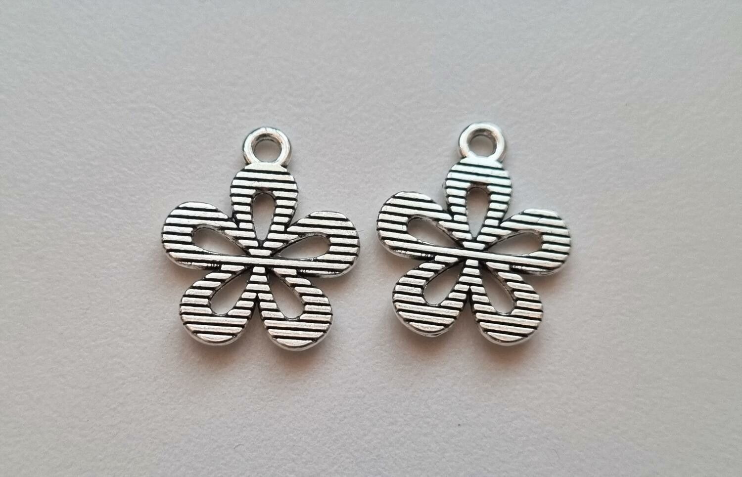 Berlocker, charms - Silverfärgade Blommor (2 st)
