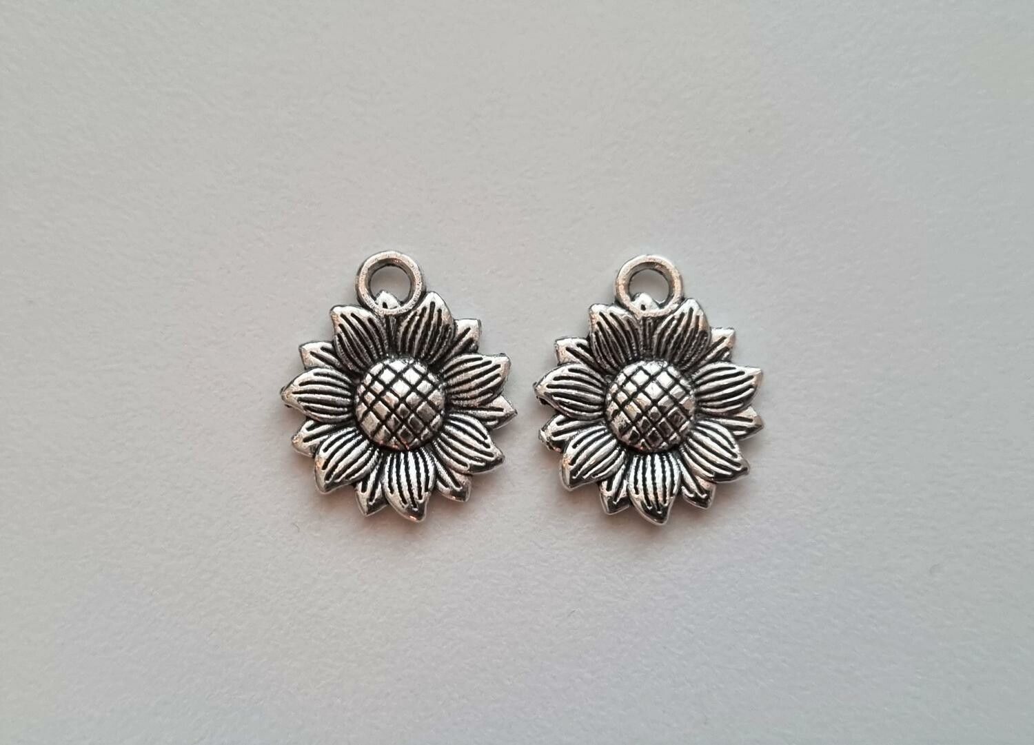 Berlocker, charms - Silverfärgade Blommor / solros (2 st)