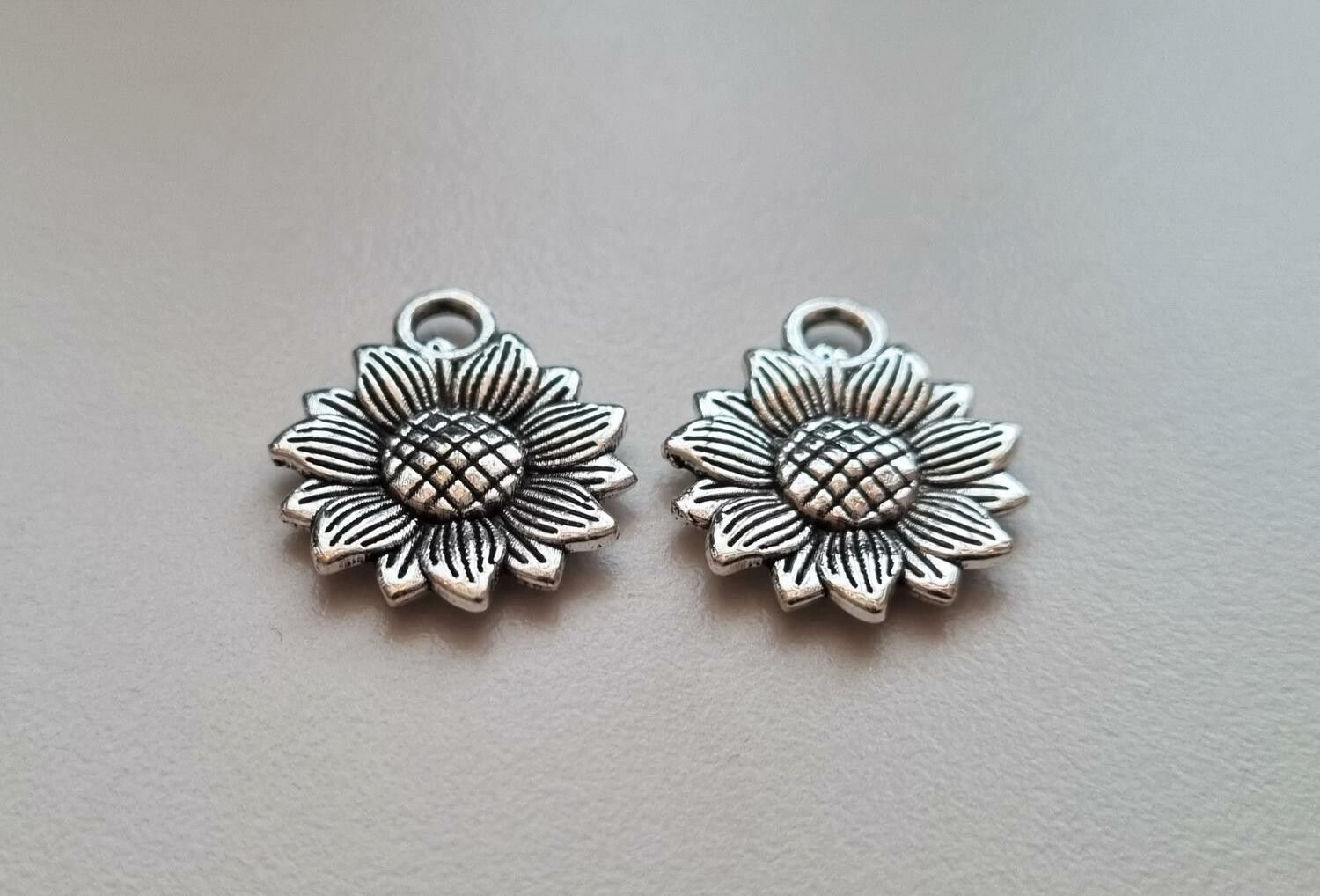 Berlocker, charms - Silverfärgade Blommor / solros (2 st)