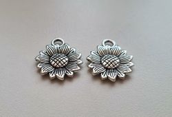 Berlocker, charms - Silverfärgade Blommor / solros (2 st)