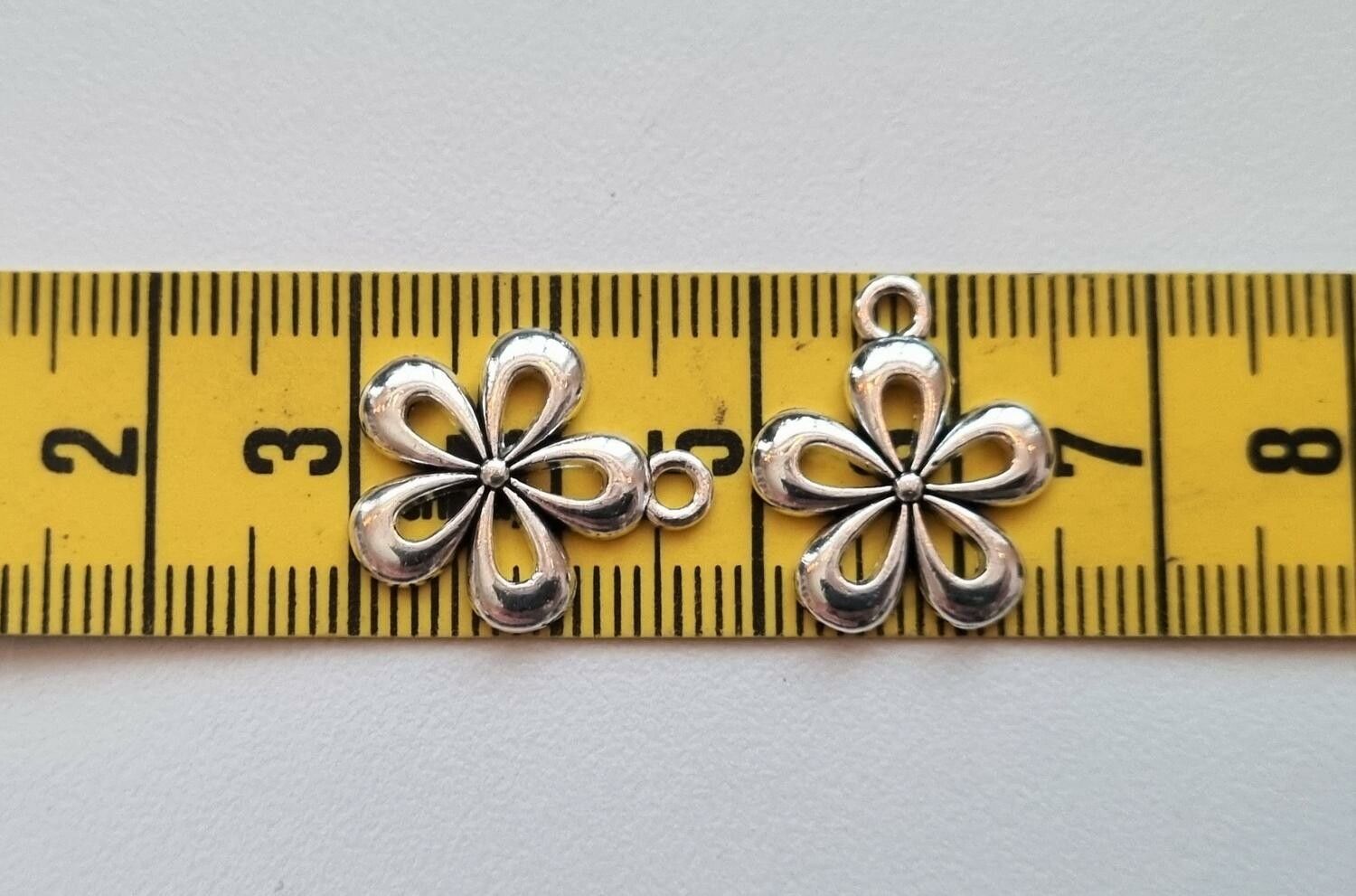 Berlocker, charms - Silverfärgade Blommor (2 st)