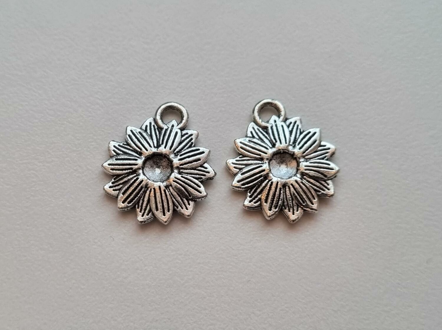 Berlocker, charms - Silverfärgade Blommor / solros (2 st)