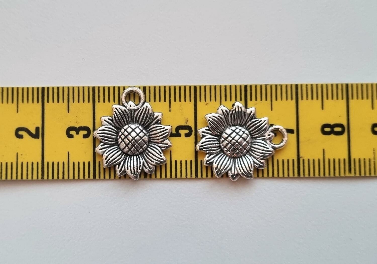 Berlocker, charms - Silverfärgade Blommor / solros (2 st)