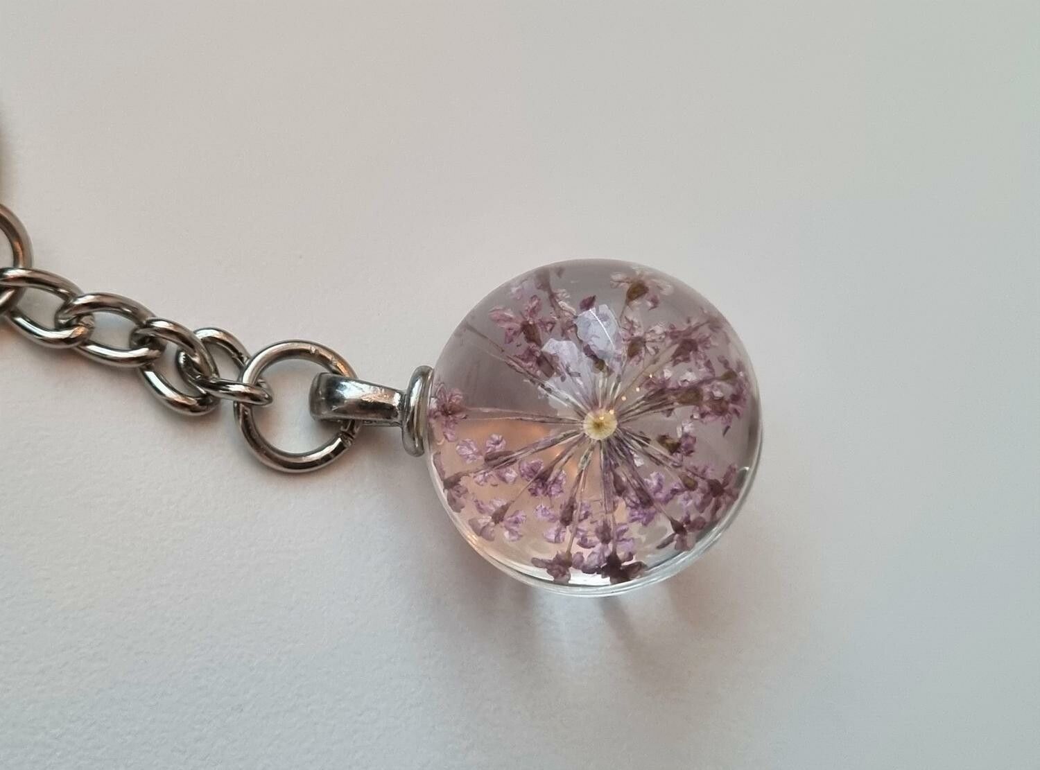 Nyckelring Glaskula glasboll med torkad blomma (Ljuslila)