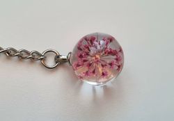 Nyckelring Glaskula glasboll med torkad blomma (cerisefärgad)