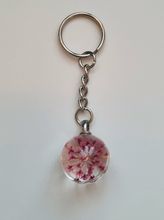 Nyckelring Glaskula glasboll med torkad blomma (cerisefärgad)