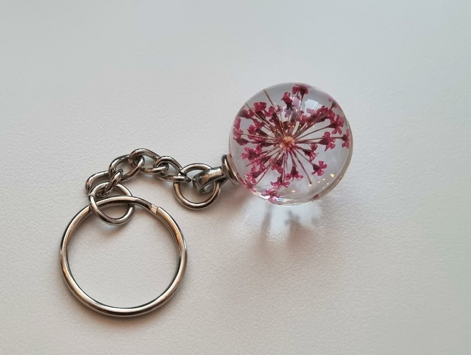 Nyckelring Glaskula glasboll med torkad blomma (cerisefärgad)