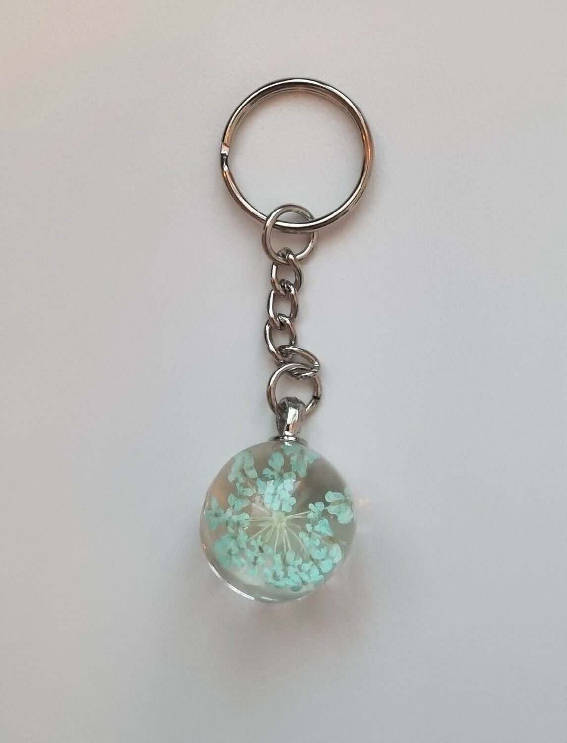 Nyckelring Glaskula glasboll med torkad blomma (turkos)