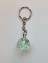 Nyckelring Glaskula glasboll med torkad blomma (turkos)