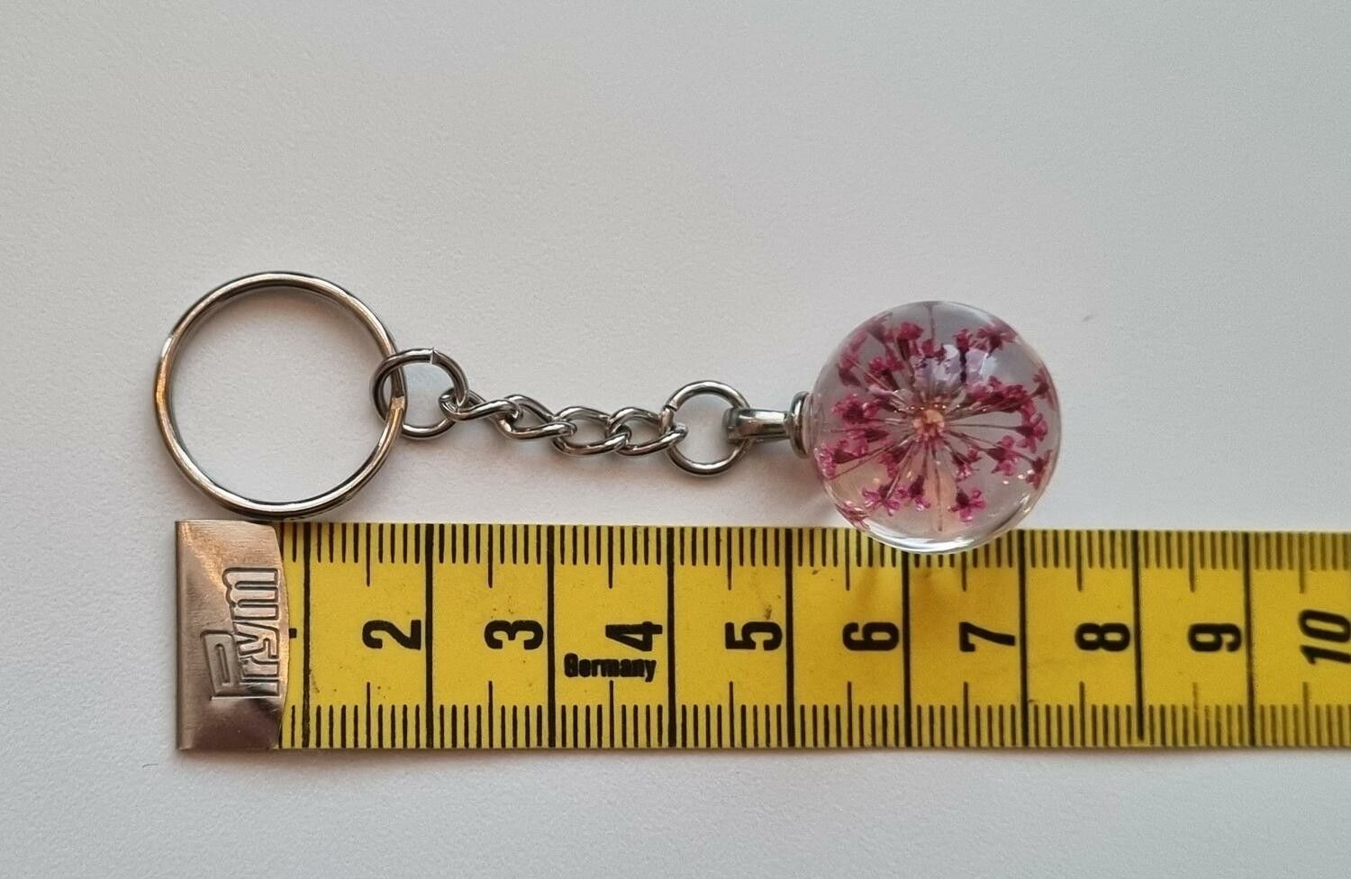 Nyckelring Glaskula glasboll med torkad blomma (cerisefärgad)
