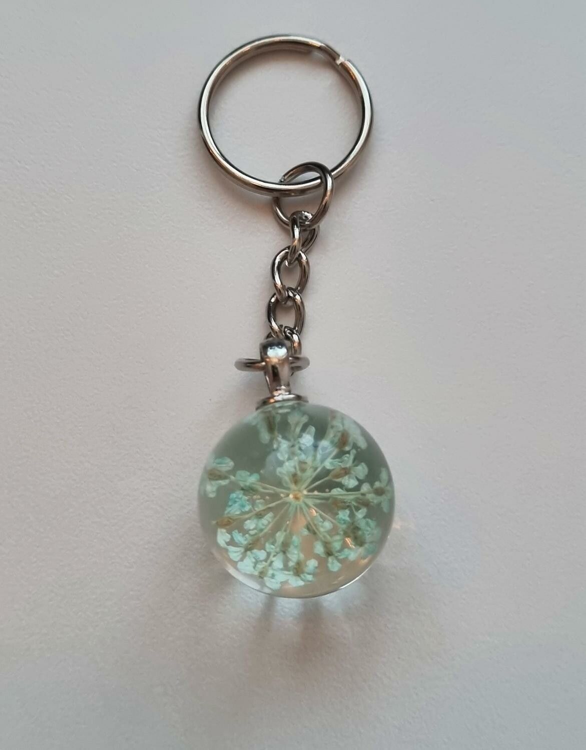 Nyckelring Glaskula glasboll med torkad blomma (turkos)
