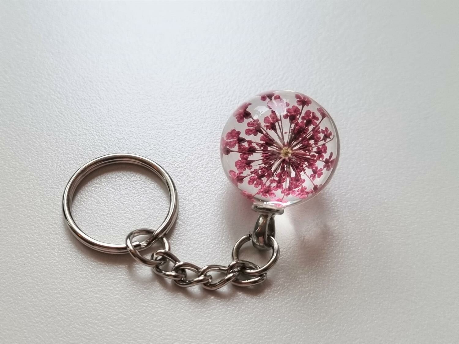 Nyckelring Glaskula glasboll med torkad blomma (Rosa/cerise)