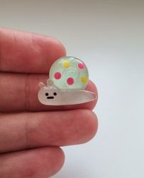 1 st gullig liten snigel. Flatbacks i resin