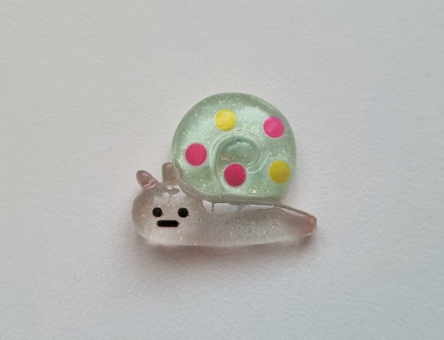 1 st gullig liten snigel. Flatbacks i resin