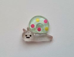 1 st gullig liten snigel. Flatbacks i resin
