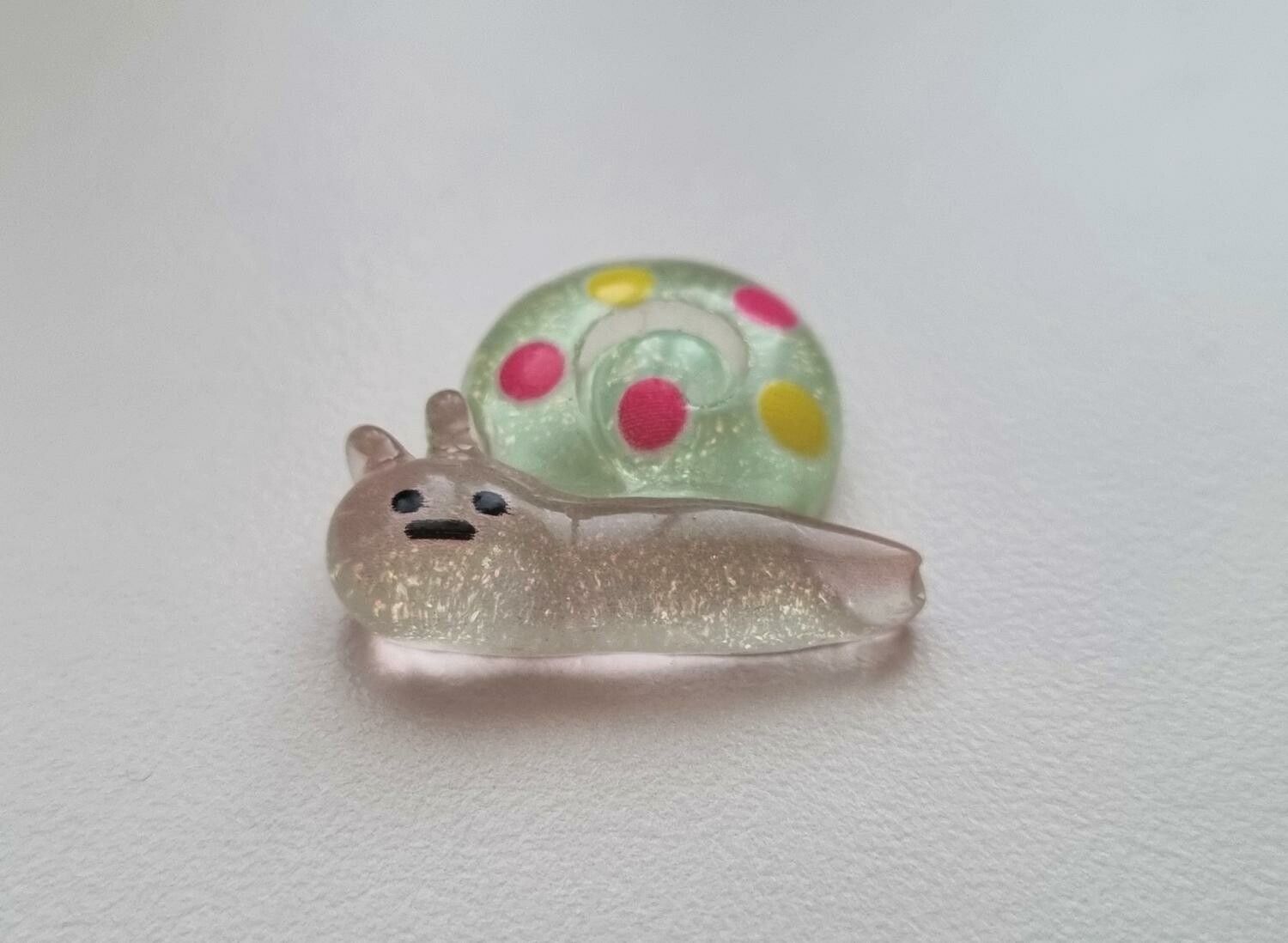 1 st gullig liten snigel. Flatbacks i resin