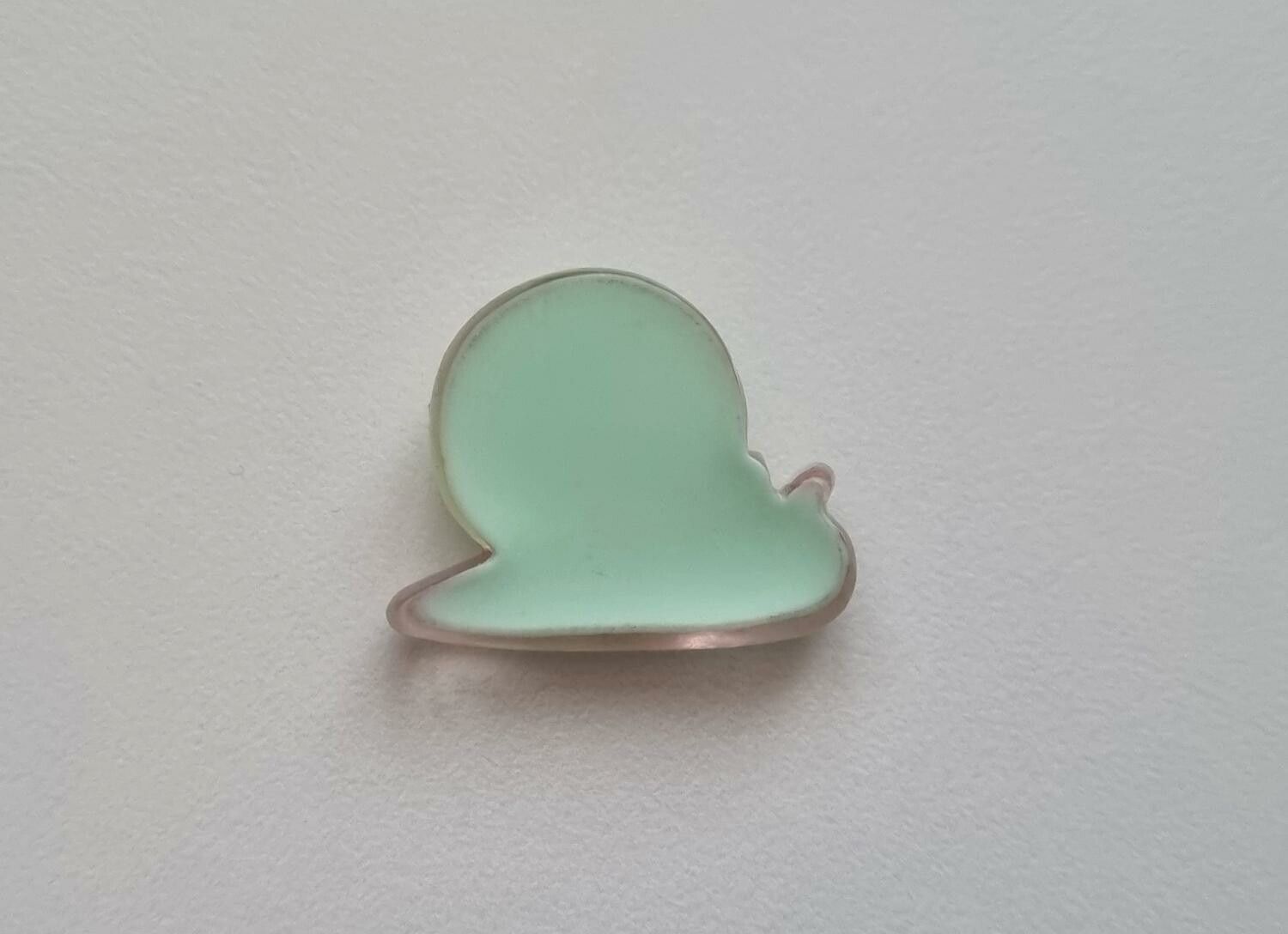 1 st gullig liten snigel. Flatbacks i resin