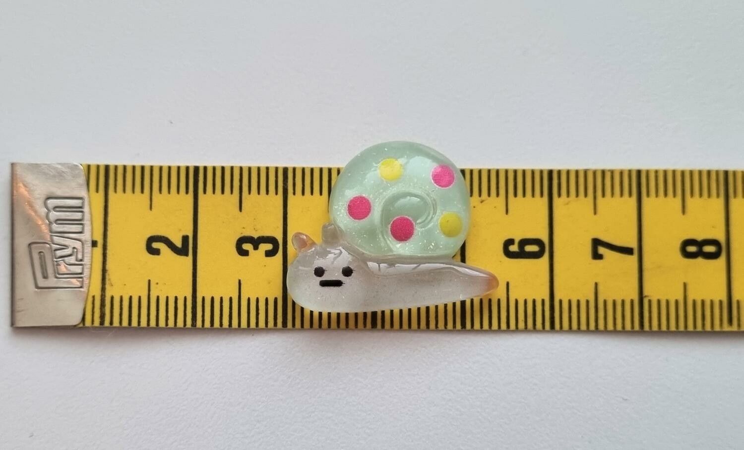 1 st gullig liten snigel. Flatbacks i resin