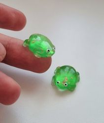 2 st gröna grodor. Miniatyrer / figuriner för dekoration