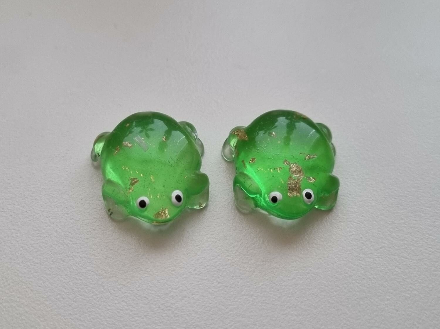 2 st gröna grodor. Miniatyrer / figuriner för dekoration