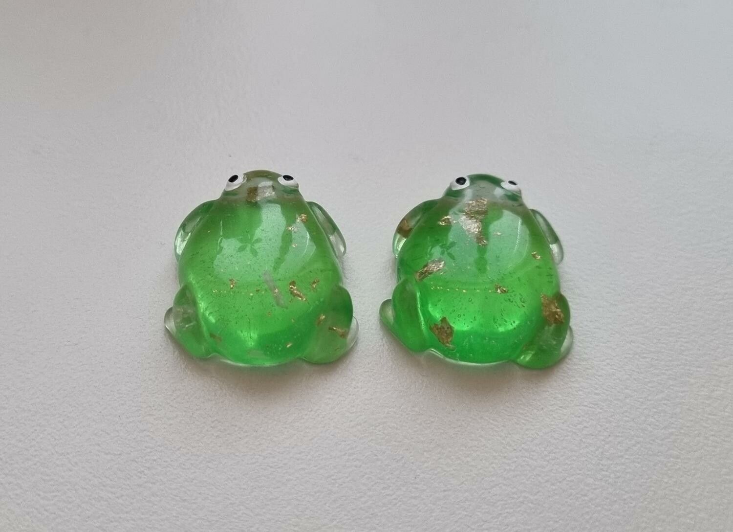 2 st gröna grodor. Miniatyrer / figuriner för dekoration