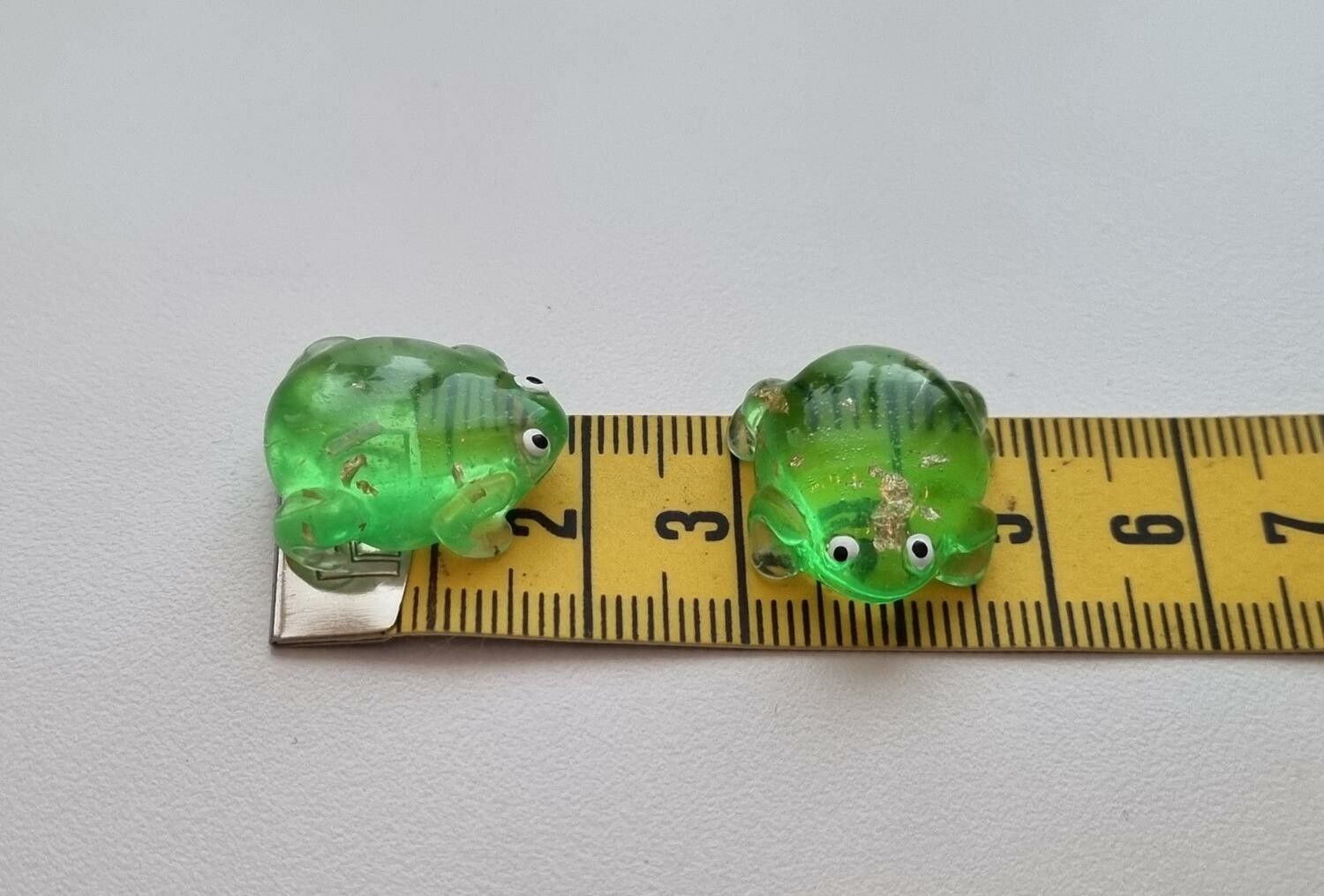 2 st gröna grodor. Miniatyrer / figuriner för dekoration