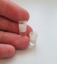 2 st små mjölkglas. Miniatyrer / figuriner för dockskåp