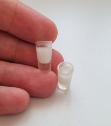 2 st små mjölkglas. Miniatyrer / figuriner för dockskåp