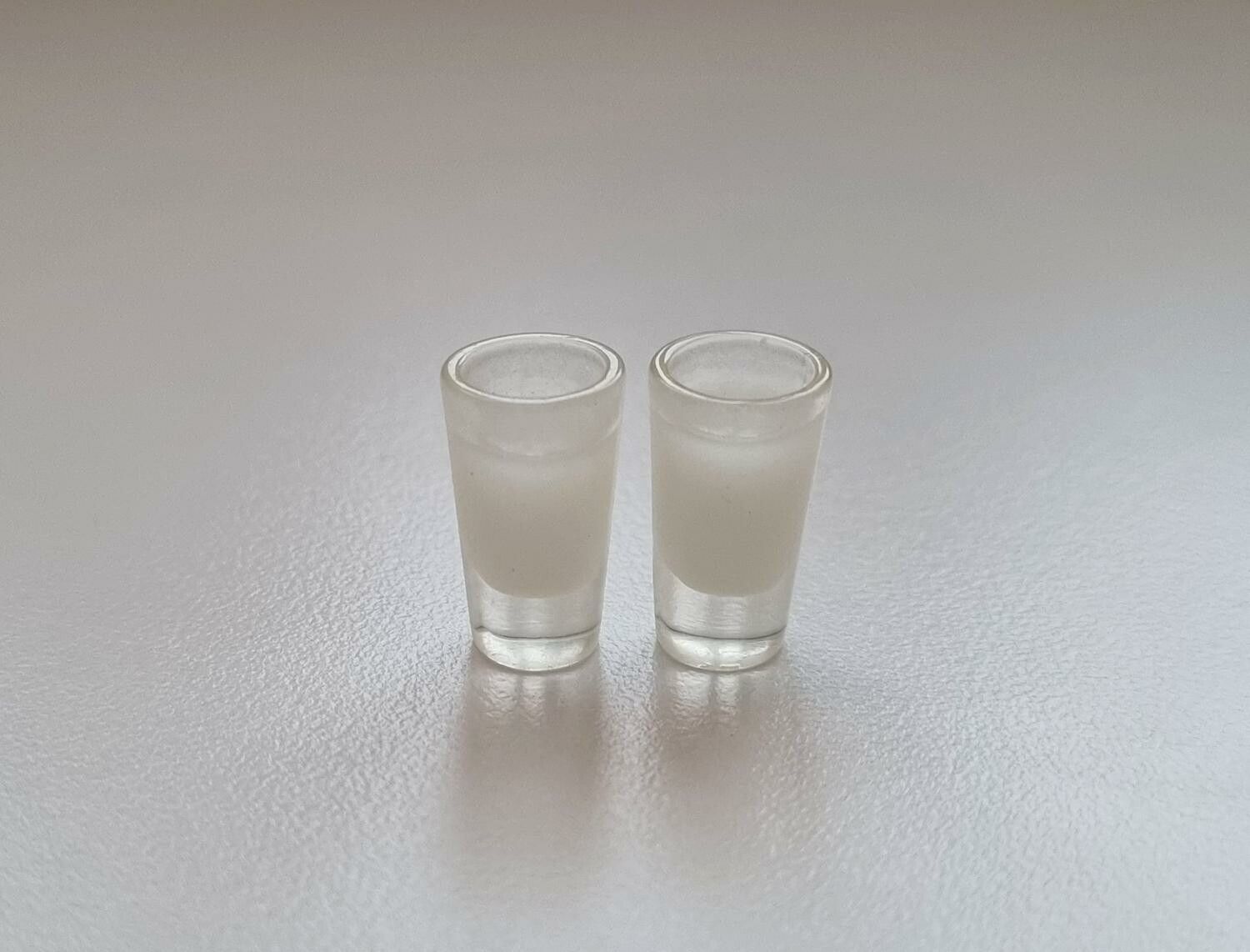 2 st små mjölkglas. Miniatyrer / figuriner för dockskåp