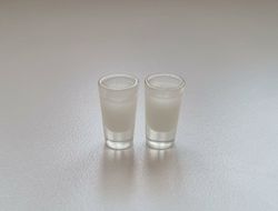 2 st små mjölkglas. Miniatyrer / figuriner för dockskåp