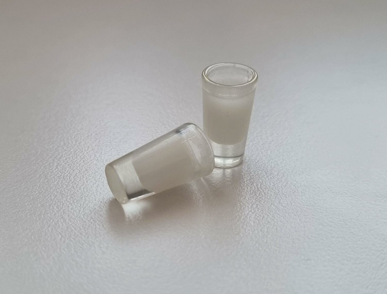 2 st små mjölkglas. Miniatyrer / figuriner för dockskåp