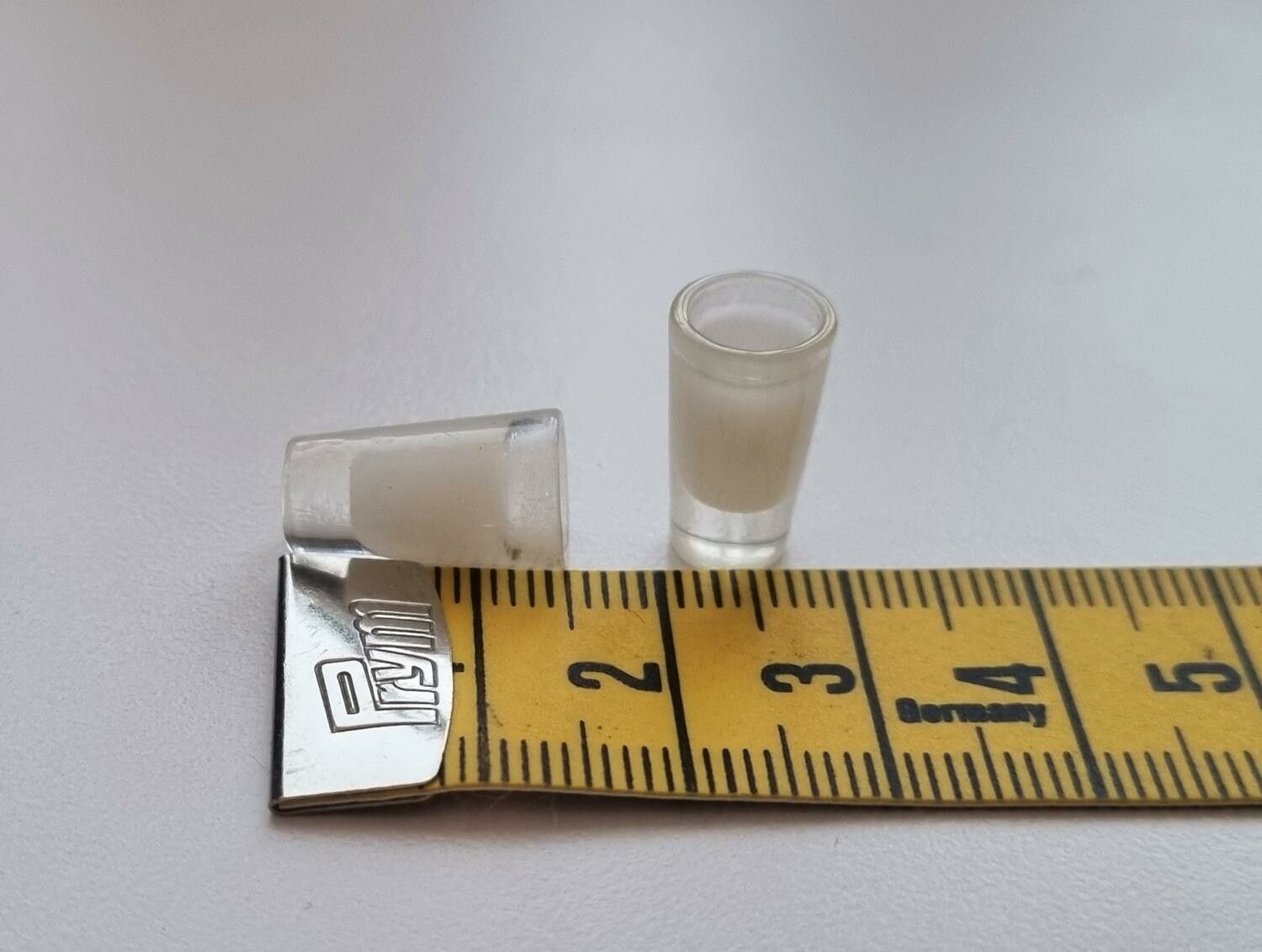 2 st små mjölkglas. Miniatyrer / figuriner för dockskåp