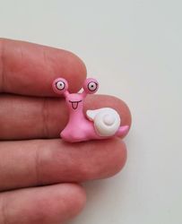 1 st rosa snigel med vitt skal. Miniatyr / figurin för dekoration