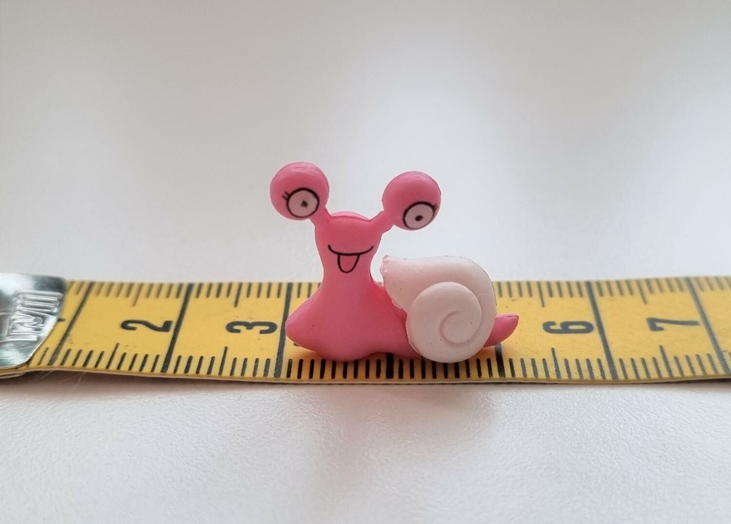 1 st rosa snigel med vitt skal. Miniatyr / figurin för dekoration