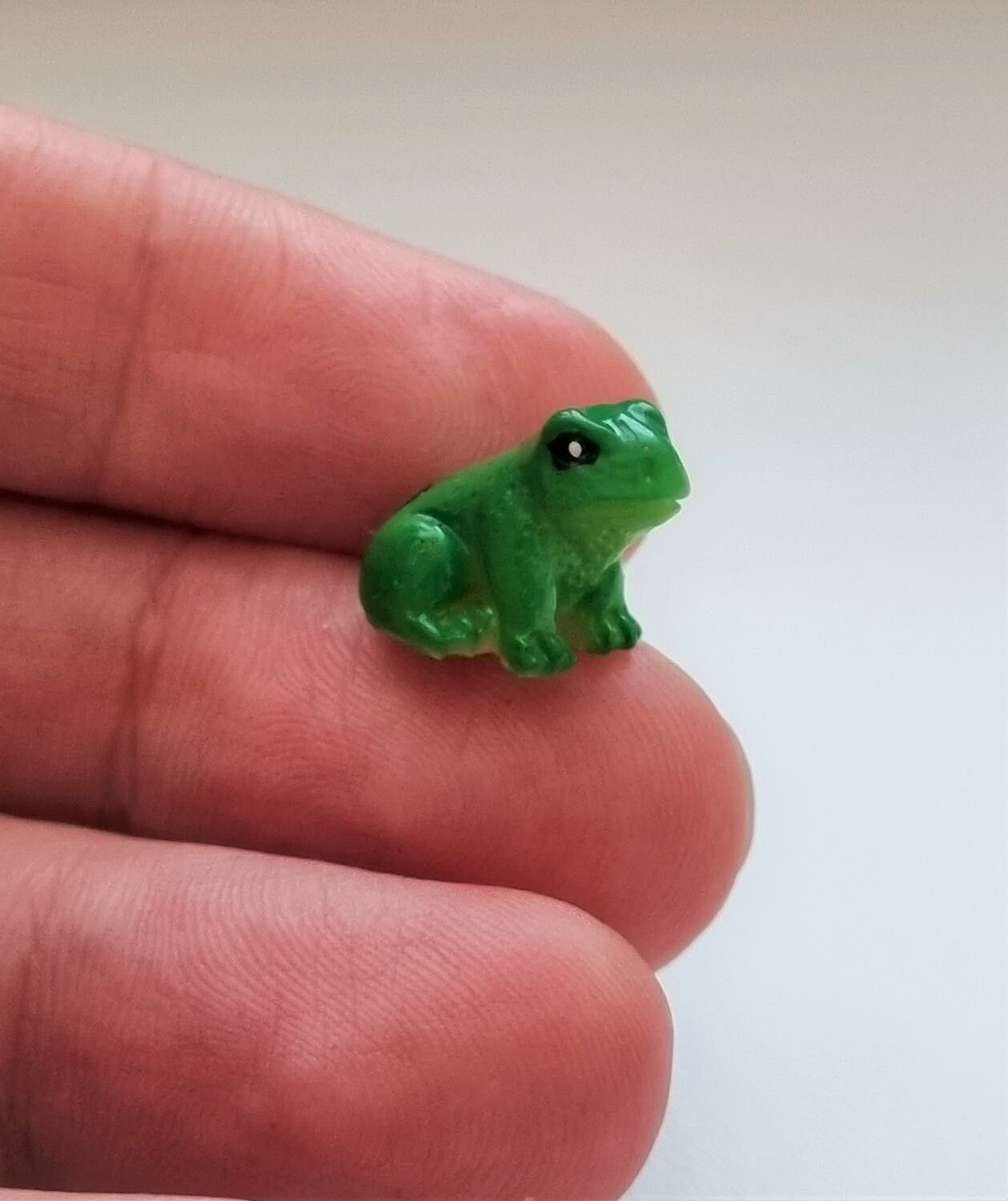 1 st grön liten groda. Miniatyr / figurin för dekoration
