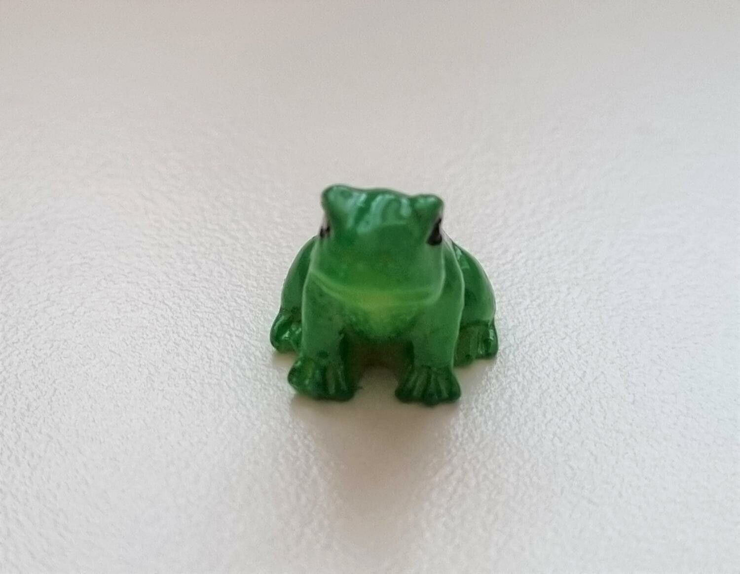 1 st grön liten groda. Miniatyr / figurin för dekoration